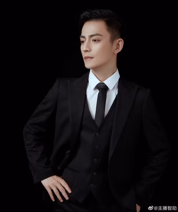 Trí Huân tên thật là Hứa Cương là streamer LMHT nổi tiếng tại nền tảng DouYu với hơn 18.000 người theo dõi.