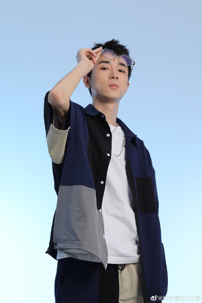 Nét đẹp trai có phần trẻ con của anh chàng khiến trái tim của các thiếu nữ xao xuyến.