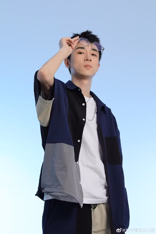 Nét đẹp trai có phần trẻ con của anh chàng khiến trái tim của các thiếu nữ xao xuyến.