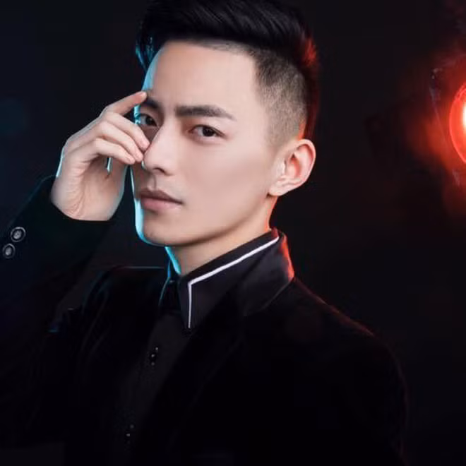 Nhan sắc của Hứa Cương được đánh giá là có nhiều nét giống tài tử Hoắc Kiến Hoa vô cùng nam tính.