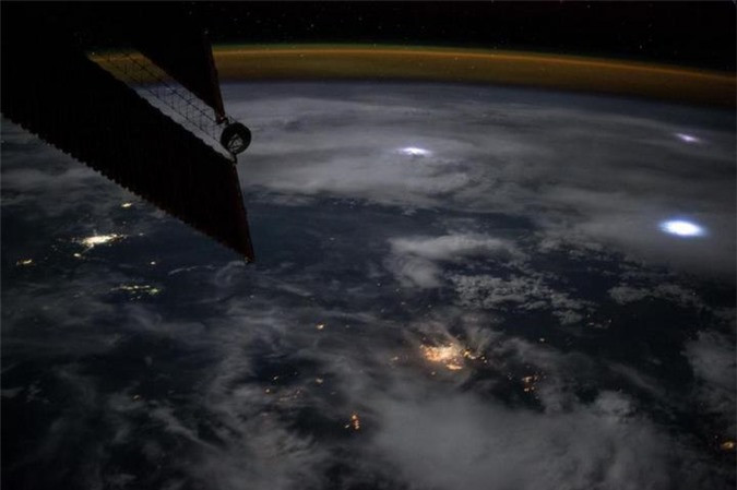 Nhiều tia sét đánh rộng khắp trên một khu vực rộng lớn của Trái Đất. Ảnh chụp vào năm 2016