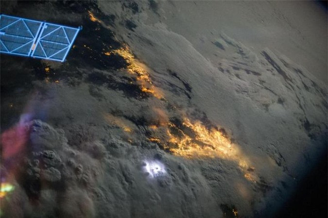 Tia sét trong một cơn bão nhiệt đới ở Châu Á vào năm 2013