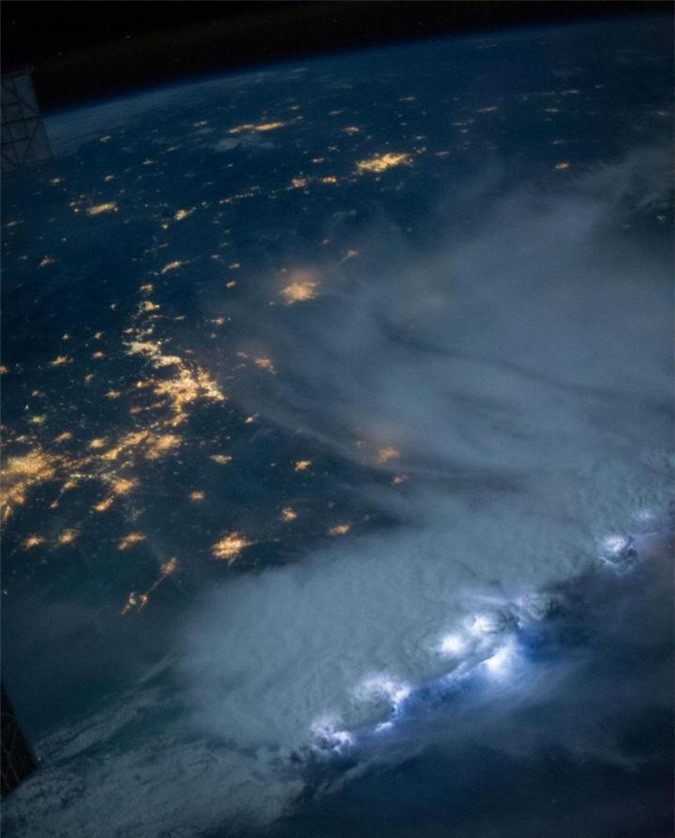 Tia sét trong một cơn bão nhiệt đới ở Châu Á vào năm 2013 