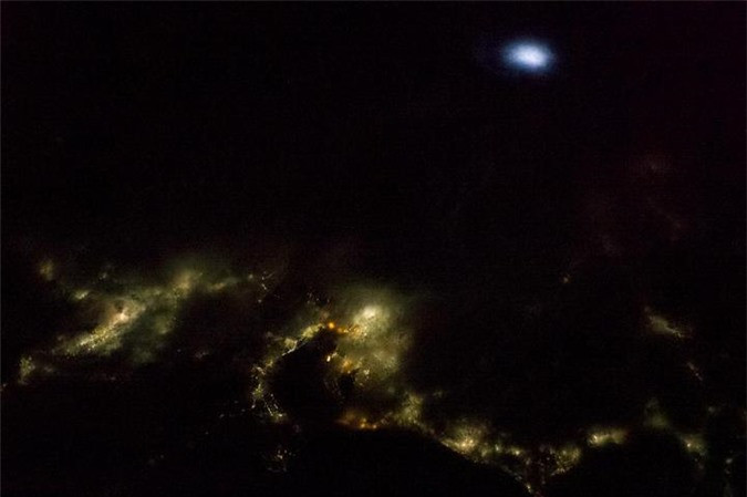 Tia sét xé toác bầu trời Nhật Bản. Ảnh chụp vào năm 2014 Ngôi sao cổ nhất vũ trụ