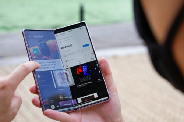 Galaxy Z Fold2 chính là biểu tượng hoàn hảo của vẻ đẹp thời trang kết hợp cùng những tiến bộ công nghệ ưu việt. Sản phẩm này cũng được sản xuất tại Hàn Quốc.