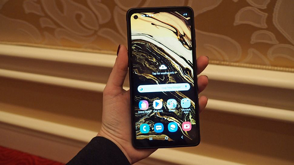 Galaxy XCover Pro dùng màn hình 6.3 inch, 4GB RAM, bộ nhớ 64GB hỗ trợ thẻ nhớ ngoài, camera kép và pin 4.050mAh. Máy chống bụi và nước IP68 và chống sốc chuẩn quân đội MIL-STD 810G.