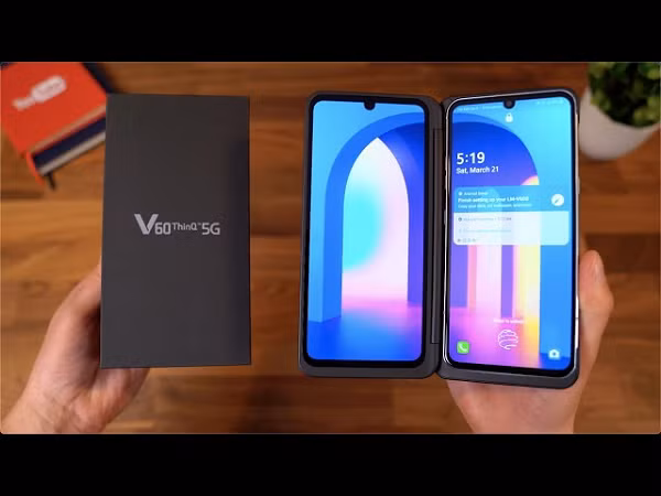 Màn hình 6.8 inch OLED, chip Snapdragon 865, RAM 8GB, bộ nhớ 128GB hỗ trợ thẻ nhớ ngoài và 5G. Bên cạnh 5G và khả năng quay phim, LG V60 tiếp nối truyền thống âm thanh của LG với jack tai nghe 3.5mm và hỗ trợ quad DAC, loa stereo. 