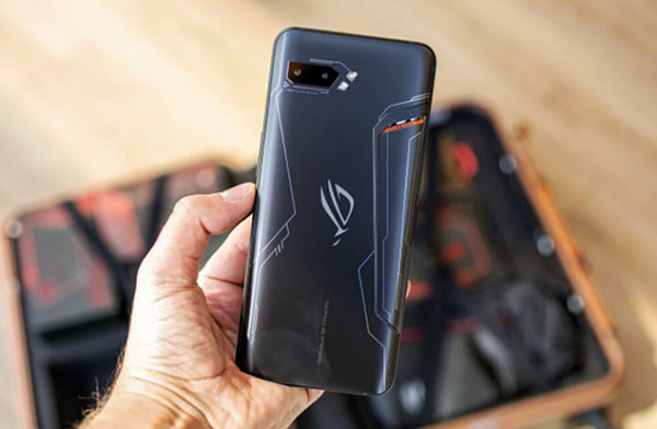Asus ROG Phone 3 có tùy chọn RAM 12GB hoặc 16GB và bộ nhớ trong 512GB đủ để chứa game nặng. Màn hình 6.59 inch giúp việc giải trí trở nên “đã mắt” hơn. Ngoài ra, còn có phụ kiện đi kèm liên quan tới game.