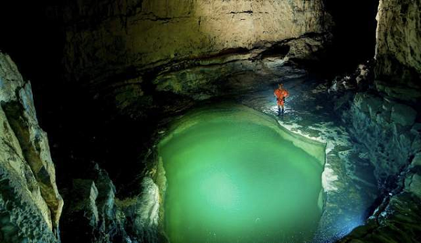 Sở dĩ nó được mệnh danh là hố sụt đẹp nhất là do bên trong có một con sông ngầm ẩn mình, ước tính độ dài của con sông ngầm này là 4,6km.