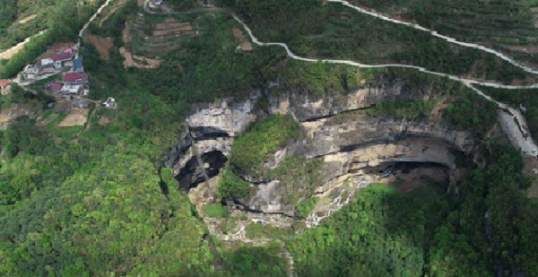 Trong hố sụt này còn có 2 giếng trời, khi mặt trời chiếu rọi xuống, tạo nên một chùm ánh sáng cực lớn, nếu đứng bên trong nhìn sẽ cảm thấy như nơi này chính là thiên đường.