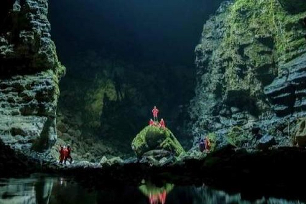 Didonghe Tiankeng được chia thành 3 tầng từ đáy hang, miệng hố trông giống như một dấu chân khổng lồ.