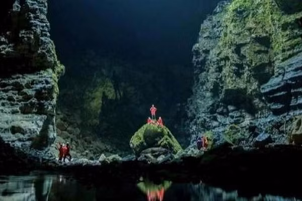 Didonghe Tiankeng được chia thành 3 tầng từ đáy hang, miệng hố trông giống như một dấu chân khổng lồ.