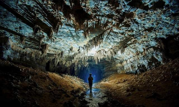Nhóm hố sụt Didonghe Tiankeng ẩn sâu trong dãy núi Tần Ba, phân bố chủ yếu ở Ningqiang, Nanzheng, Xixiang, Zhenba, Chenggu, Mianxian và những nơi khác. Có 31 hố sụt bình thường, 17 hố sụt lớn và 1 hố sụt siêu cấp cực kỳ vĩ đại.