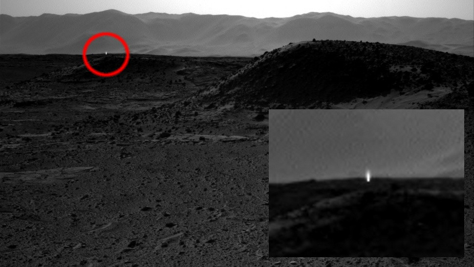 Năm 2016, trong bức ảnh do Curiosity ghi lại, nhiều người chú ý đến đốm sáng kỳ lạ ở phía xa, từ đó hình thành nhiều giả thuyết về người ngoài hành tinh. Thực tế, đây có thể là tia vũ trụ.