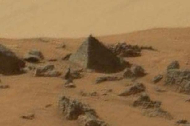 Do thám Curiosity Rover của NASA từng chụp lại được hình ảnh một vật thể giống hệt kim tự tháp trên sao Hỏa.