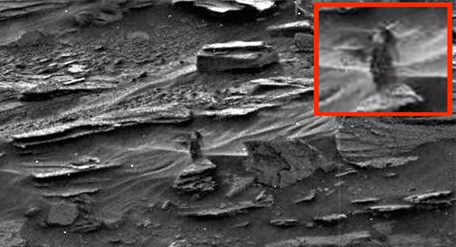 Bức ảnh này được tàu do thám Curiosity Rover của NASA chụp lại, cho thấy một vật thể giống một người phụ nữ tóc dài, vận trang phục màu đen đi lại trên bề mặt sao Hỏa. Cuộc sống trên sao Hỏa