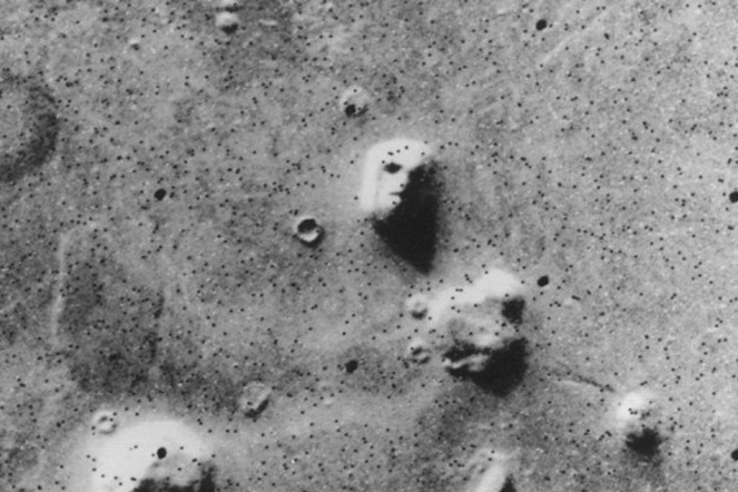 Vào năm 1976, một bức ảnh do tàu vũ trụ Viking của Mỹ chụp bề mặt Sao Hỏa đã thu hút sự chú ý đặc biệt của dư luận. Tàu vũ trụ của NASA vào thời điểm đó đã chụp hình một gương mặt nhô lên trên bề mặt sao Hỏa, với hai mắt, mũi và mồm.