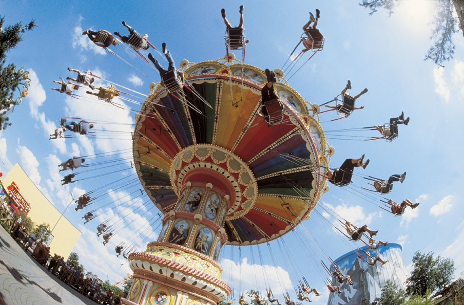 Mỗi năm, công viên thu hút khoảng hơn 300.000 khách thăm quan. Bên trong khuôn viên rộng lớn có tới 6 khách sạn.