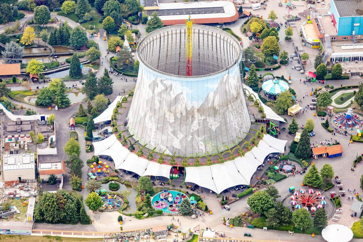 Trò chơi nổi tiếng nhất trong công viên là trò chơi đu quay dọc. Trục đu cao 58 mét được xây dựng trong tháp làm mát của trạm điện.