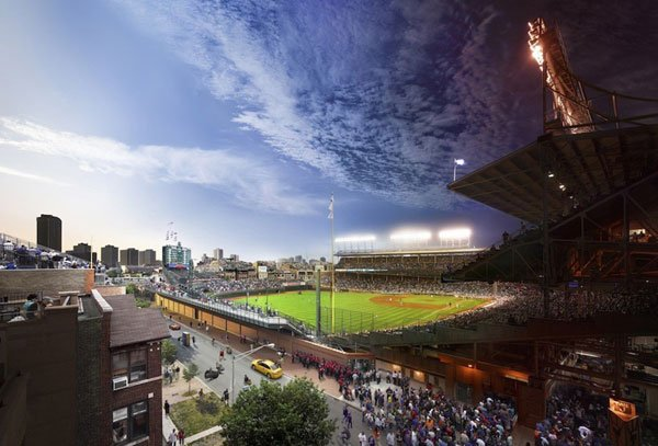 Sân vận động Wrigley ở Chicago khán đài vẫn chật kín người xem bất chấp là sáng hay tối.