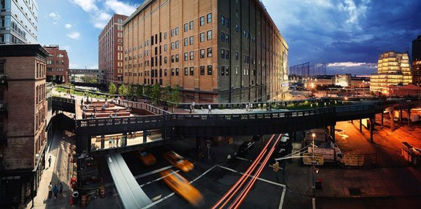 Stephen Wilkes đã cẩn thận lưu giữ lại góc nhìn của mình tại một điểm cố định và quan sát rất tinh tế từng chuyển động của sự vật.