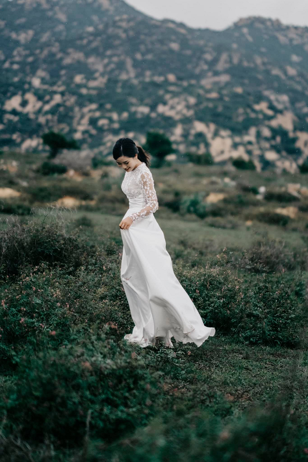 Thông tin về cô dâu cũng được săn lùng ráo riết, nhất là sau khi anh chàng tung bộ ảnh cưới vô cùng lãng mạn.