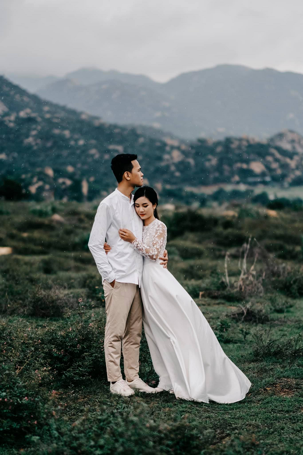  Chim Sẻ Đi Nắng tên thật là Nguyễn Đức Bình, sinh ngày 01/06/1996, tại Đan Phượng, Hà Tây (giờ là Hà Nội).