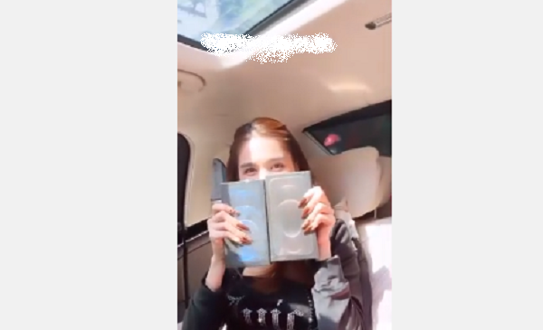 Qua story có thể thấy cô nàng đã tậu ngay 2 chiếc iPhone 12 Pro Max màu Gold và Pacific Blue dung lượng 512Gb.