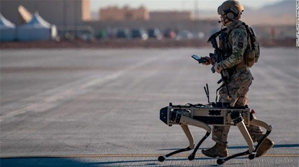 Những chú “chó giả” này vẫn không thể thay thế được “chó thật” trong thực thi nhiệm vụ quân sự. Chó robot sẽ được đưa đến các tuyến đường tuần tra và sẽ được giám sát bởi hệ thống giám sát điện tử.