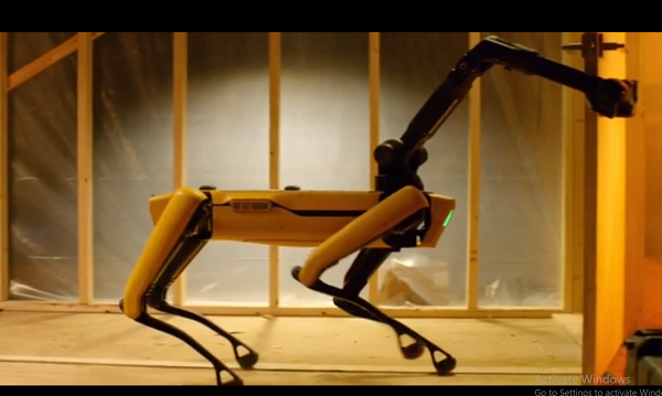 Chú chó robot của Boston Dynamics hoạt động hoàn toàn độc lập, có khả năng vượt qua địa hình phức tạp như một chú chó thật. Nhờ có camera 360 độ, chó robot có khả năng tránh chướng ngại vật xung quanh.