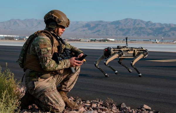 Các binh sĩ có thể điều khiển chúng thông qua thiết bị VR (thực tế ảo) gắn trên đầu tại trung tâm tác chiến phòng thủ của căn cứ. Mẫu "chó robot", hay phương tiện không người lái 4 chân (Q-UGV), chuyên đảm nhận các nhiệm vụ kiểm tra hiện trường, thu thập thông tin tình báo, giám sát, trinh sát, lập bản đồ, điều phối liên lạc và đảm bảo an ninh thường xuyên.