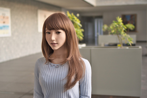 1. Erica là một robot 23 tuổi xinh đẹp, có thể nói chuyện với nhiều giọng điệu và nó cũng di chuyển được hầu hết phần trên cơ thể.