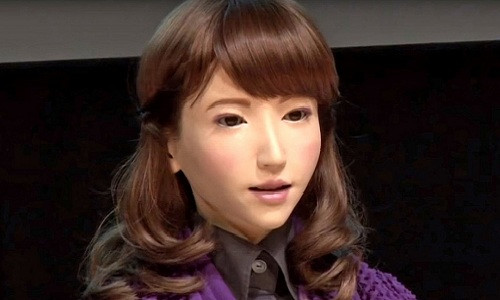 Lớp da silicone và những chuyển động trên khuôn mặt của Erica khiến cô ấy trông giống như một người thực.