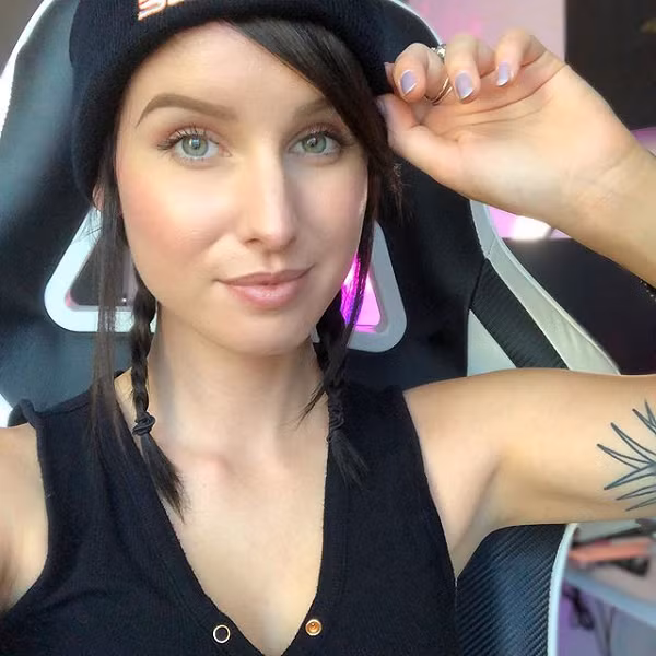 Năm 2017, Sonja giành được kỷ lục Guinness nhờ sở hữu thành tích “Nữ game thủ được theo dõi nhiều nhất trên nền tảngTwitch”.