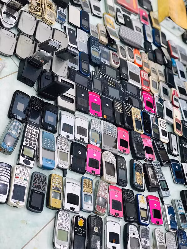 Trong số hàng trăm chiếc điện thoại trong bộ sưu tập khổng lồ của cô nàng, không khó để điểm mặt đặt tên những huyền thoại như Nokia 1280, Nokia 1100, Nokia 5200, Nokia 9300 thời thượng, V3i - một trong những huyền thoại thời thanh xuân của dàn thế hệ 8x đầu thập niên 2000.