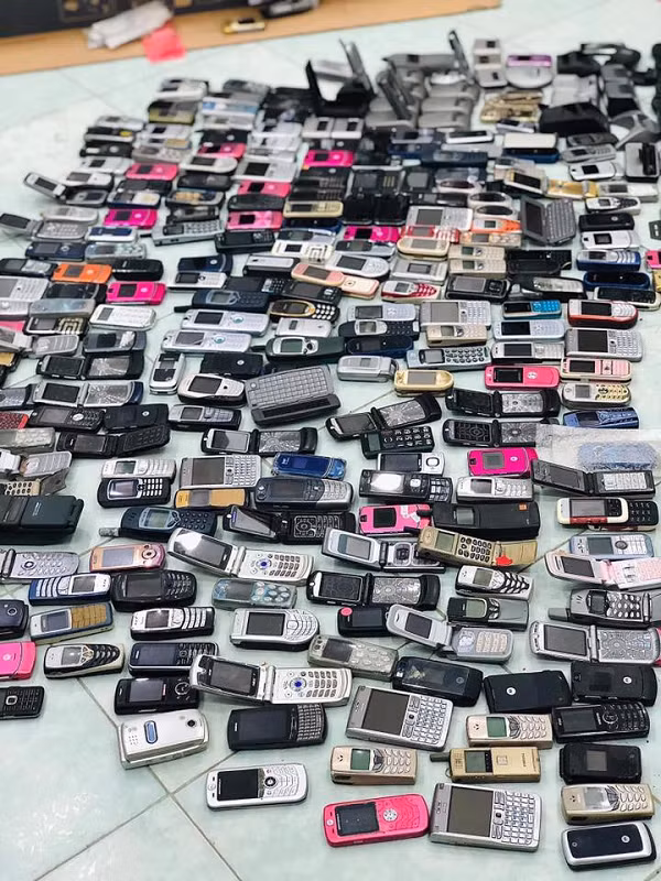 Trên thế giới cũng đã có rất nhiều người có chung niềm đam mê sưu tập điện thoại cổ như ông Sehabettin. Đây là một bộ bộ sưu tập điện thoại...cục gạch từ những mẫu cũ nhất cho đến những mẫu thịnh hành trước khi smartphone ra đời của một cô gái được chia sẻ trên mạng.