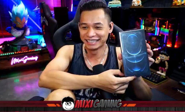 iPhone 12 Pro Max đang là chiếc điện thoại được "săn lùng" nhất thời điểm hiện tại và "tộc trưởng" Độ Mixi cũng không ngoại lệ.
