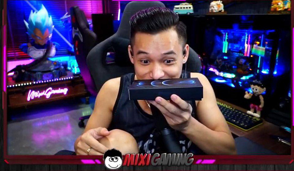 Khuôn mặt không dấu được vẻ sung sướng của nam streamer khi cầm trên tay chiếc điện thoại mơ ước.