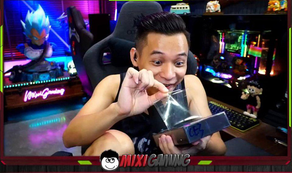 Anh chàng đã vô cùng hào hứng khoe với fan chiếc iPhone 12 Pro Max vừa được mình tậu về và có màn đập hộp "khó đỡ".