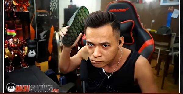 Cách đây không lâu của người em thân thiết Linh Ngọc Đàm, nữ streamer ghé thăm nhà của "tộc trưởng" và tiết lộ rằng, thu nhập của Độ Mixi chỉ... 7 - 8 triệu đồng/ tháng.