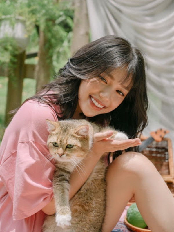 Rất nhiều cá nhân đã liên tục có những bình luận thất thiệt về nữ streamer. Không chỉ tung tin đồn cô “cặp kè đại gia”, tài sản của cô là được “bao nuôi”, những người này còn cho rằng cô làm công việc “buôn phấn bán hương”.