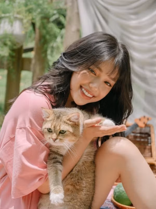 Rất nhiều cá nhân đã liên tục có những bình luận thất thiệt về nữ streamer. Không chỉ tung tin đồn cô “cặp kè đại gia”, tài sản của cô là được “bao nuôi”, những người này còn cho rằng cô làm công việc “buôn phấn bán hương”.