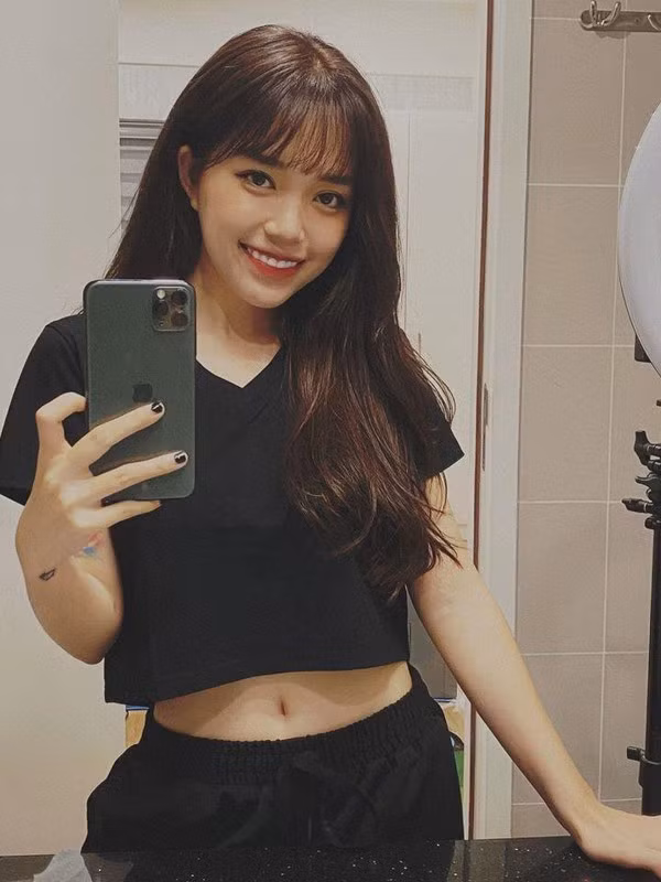 Linh Ngọc Đàm hiện đang là cái tên nữ nổi bật nhất làng streamer Việt Nam. Đi kèm sự nổi tiếng, cô nàng thường phải hứng chịu những tin đồn ác ý và lời chửi bới.