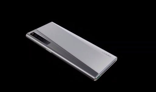 Chiếc smartphone OPPO X 2021 sử dụng màn hình OLED có thể cuộn lại bên trong phần thân máy, với một hệ thống truyền động Roll Motor độc quyền của OPPO
