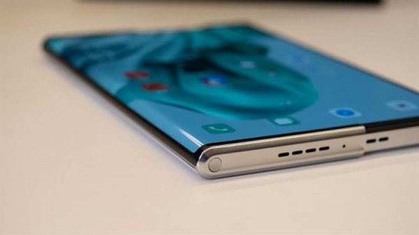 Ở phía bên trái của OPPO X 2021 có một bản lề để màn hình OLED khi cuộn lại sẽ cuộn xung quanh phần bản lề này, còn bên màn hình còn lại được làm phẳng.