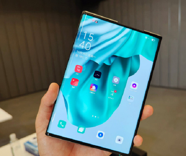 Do màn hình OLED này được thiết kế làm rất mỏng nên có thể dễ bị hư hỏng nên OPPO đã sử dụng miếng dán màn hình Warp Track độc quyền giúp bảo vệ màn hình OLED này.