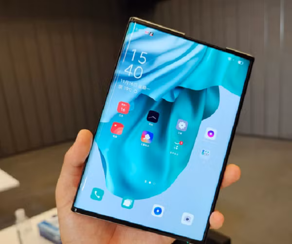 Do màn hình OLED này được thiết kế làm rất mỏng nên có thể dễ bị hư hỏng nên OPPO đã sử dụng miếng dán màn hình Warp Track độc quyền giúp bảo vệ màn hình OLED này.