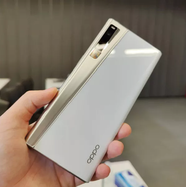 Cạnh bên của máy có thể thấy OPPO X 2021 khá dày. Phím nguồn của máy được tích hợp cảm biến vân tay. Khi nhấn đúp vào phím nguồn sẽ mở rộng màn hình của máy lên kích thước tối đa.