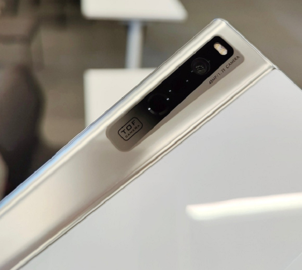 OPPO X 2021 khi mở rộng ở màn hình tối đa sẽ hiện ra một đường chéo vô cùng bắt mắt như thế này, chia máy làm hai phần riêng biệt với cụm camera một bên và thân máy ở bên còn lại.