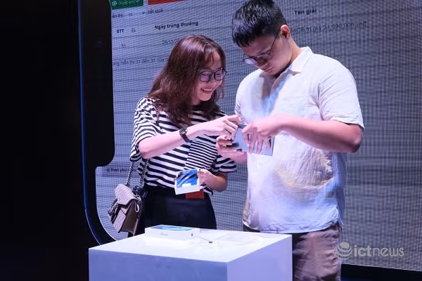 Một trong những khách hàng đầu tiên sở hữu iPhone 12 chính hãng tại Việt Nam.